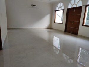 Room in 3 BHK Builder Floor at Defence Colony – for Rent