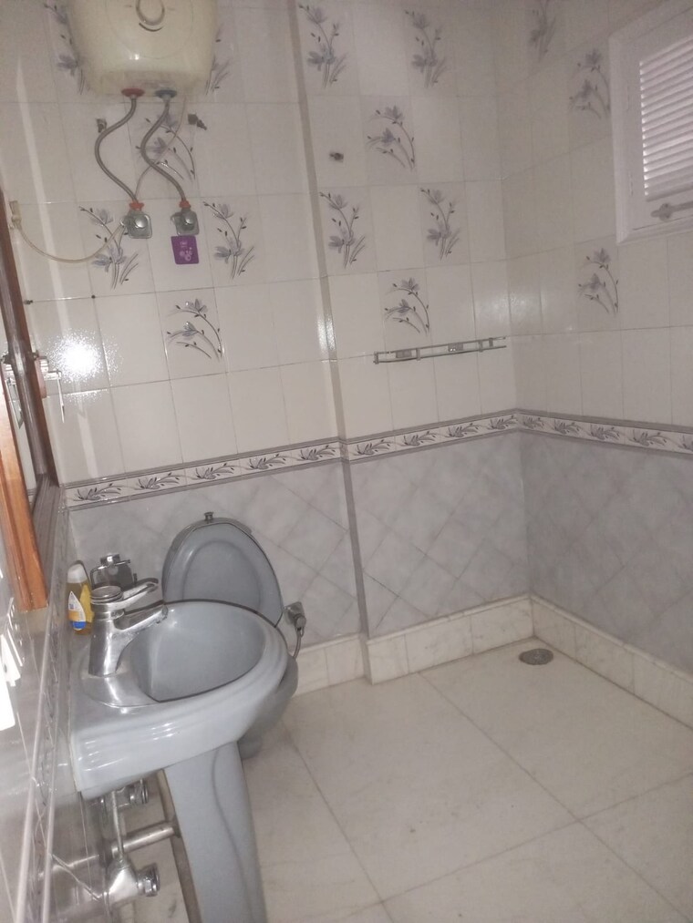 Bathroom, defence colony 3 Bedroom 2200 Sq.Ft. Builder Floor In Defence Colony Delhi 10720957