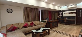 2 BHK Flat for Sale in Khar West, Mumbai