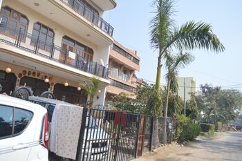 3 BHK House for Rent in Sector 4, Gurgaon