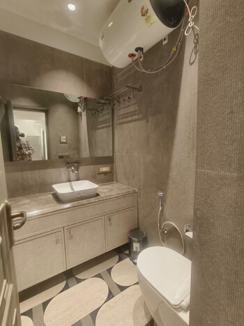 2 BHK Builder Floor for Rent in Green Park, Delhi