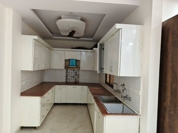 3 BHK Builder Floor for Rent in Sector 9a, Gurgaon
