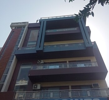 2 BHK House for Rent in Sector 104, Noida