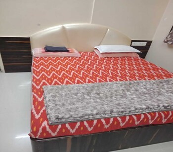 1.5 BHK Flat for Rent in Dadar East, Mumbai