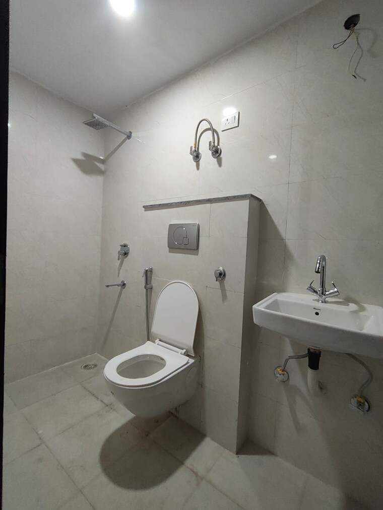 Bathroom, freedom fighters enclave 2 Bedroom 950 Sq.Ft. Builder Floor In Freedom Fighters Enclave Delhi 10748946