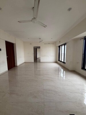 Room in 4 BHK Apartment at SD Astron Tower, Kandivali East – for Rent