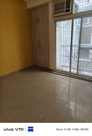 Room in 3 BHK Villa at Amrapali Ivory Heights, Amrapali Dream Valley – for Rent