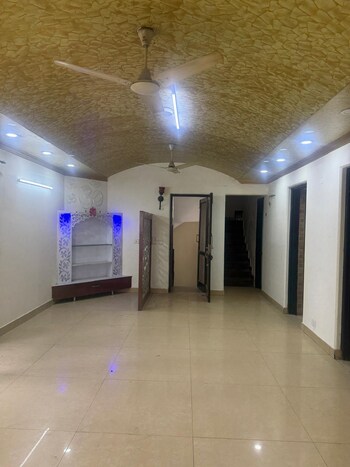 3 BHK Builder Floor for Rent in East Of Kailash, Delhi