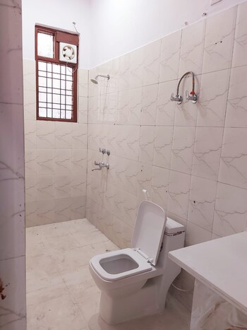 3 BHK Builder Floor for Rent in Sector 33, Noida