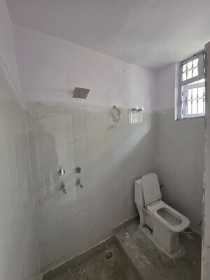 Bathroom in 1.5 BHK Apartment at Shalimar Apartments Shalimar Garden, Shalimar Garden – for Sale