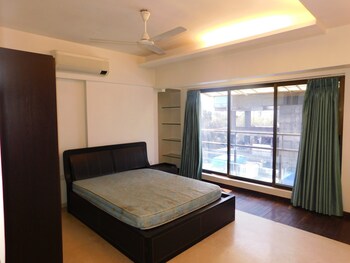 2 BHK Flat for Sale in Khar West, Mumbai