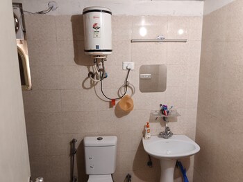 2 BHK Flat for Rent in Amrapali Dream Valley, Greater Noida