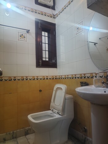 DLF Queens Court