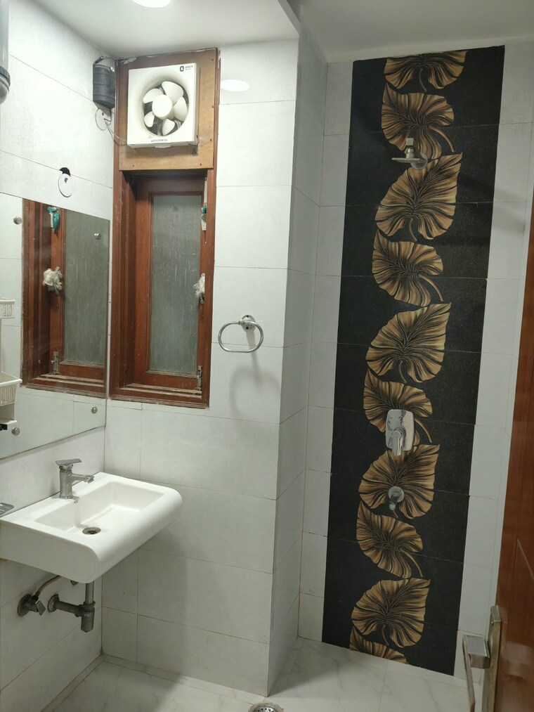 Bathroom, sector 8 dwarka 2 Bedroom 72 Sq.Yd. Builder Floor In Sector 8 Dwarka Delhi 10770518