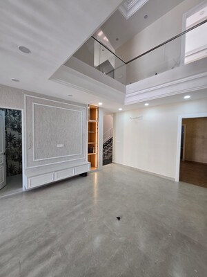 Room in 5 BHK Independent House at Sahastradhara Road – for Sale