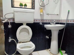 Team Area in 2 BHK Apartment at Lokhandwala Highland, Kandivali East – for Rent
