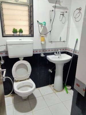 Team Area in 2 BHK Apartment at Lokhandwala Highland, Kandivali East – for Rent