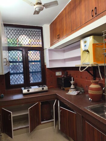 2 BHK Builder Floor for Rent in Sector 52, Noida