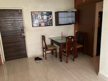 2 BHK Flat for Rent in Four Bunglows, Mumbai