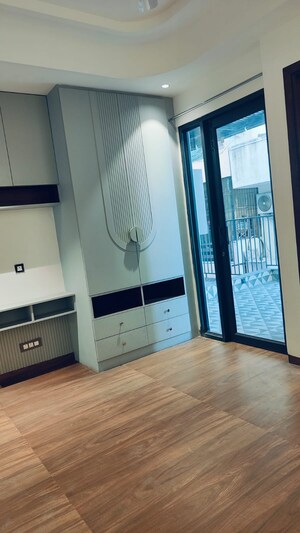 Room in 3 BHK Apartment at Vipul World Floors, Sector 48 – for Rent