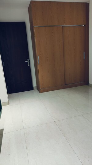 Room in 3 BHK Apartment at Vipul World Floors, Sector 48 – for Rent