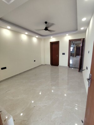 Room in 3 BHK Builder Floor at Green Fields Colony – for Rent