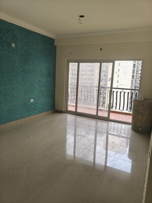Room in 3 BHK Apartment at Mahagun Moderne, Sector 78 – for Rent