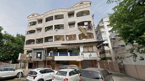  Apartment For Sale in Lakadganj