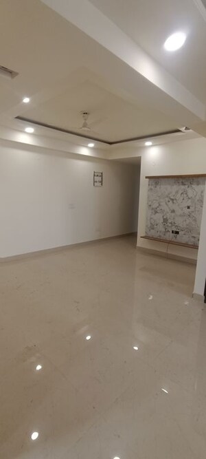 Room in 3 BHK Apartment at Mansarovar – for Rent