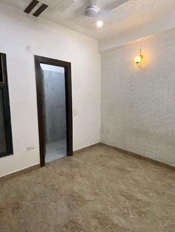 Room in 2 BHK Apartment at Amrapali Princely Estate, Sector 76 – for Sale