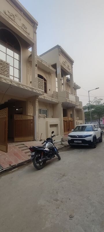 Parking in 4 BHK Villa at Safedabad – for Sale