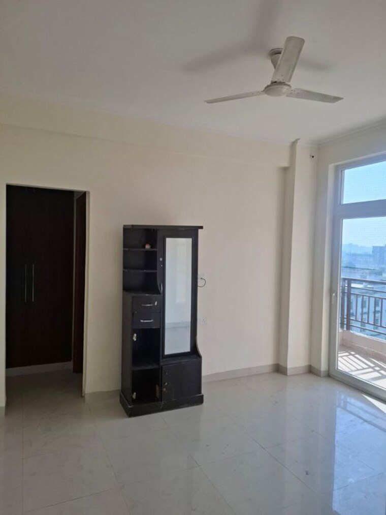 Room, ambala highway 3 Bedroom 1500 Sq.Ft. Apartment In Ambala Highway Zirakpur 9686646
