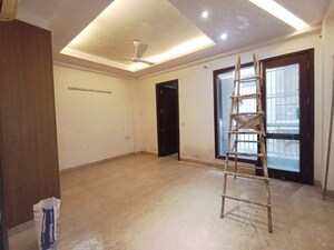 Room in 4 BHK Builder Floor at Kailash Colony – for Rent