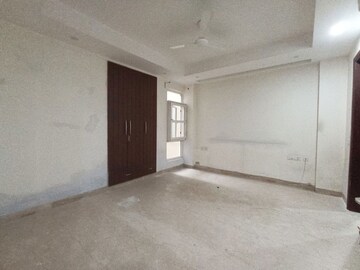 Room in 4 BHK Builder Floor at Kailash Colony – for Rent