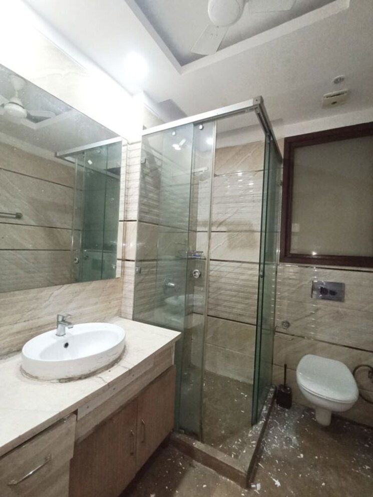 Bathroom, kailash colony 4 Bedroom 250 Sq.Yd. Builder Floor In Kailash Colony Delhi 9683382