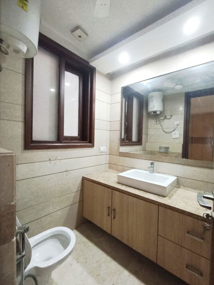 Kitchen, kailash colony 4 Bedroom 250 Sq.Yd. Builder Floor In Kailash Colony Delhi 9683382