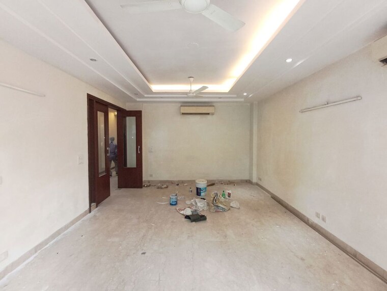 Room, kailash colony 4 Bedroom 250 Sq.Yd. Builder Floor In Kailash Colony Delhi 9683382