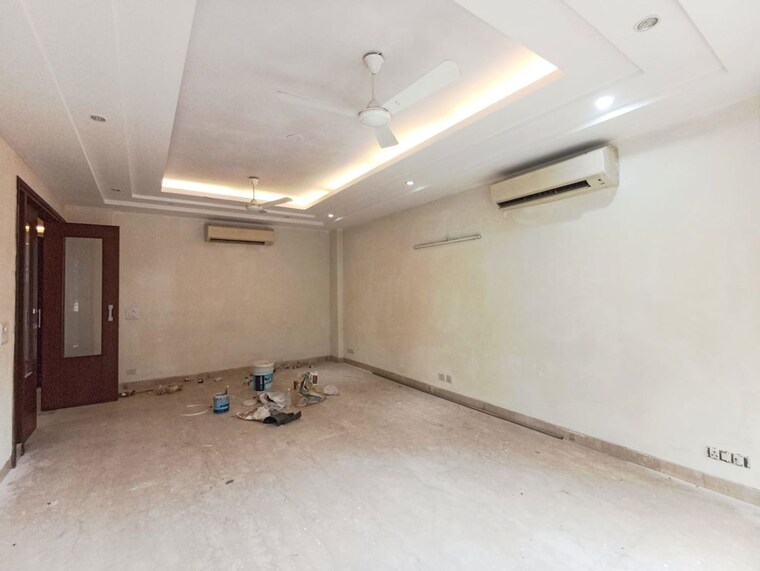 Room, kailash colony 4 Bedroom 250 Sq.Yd. Builder Floor In Kailash Colony Delhi 9683382