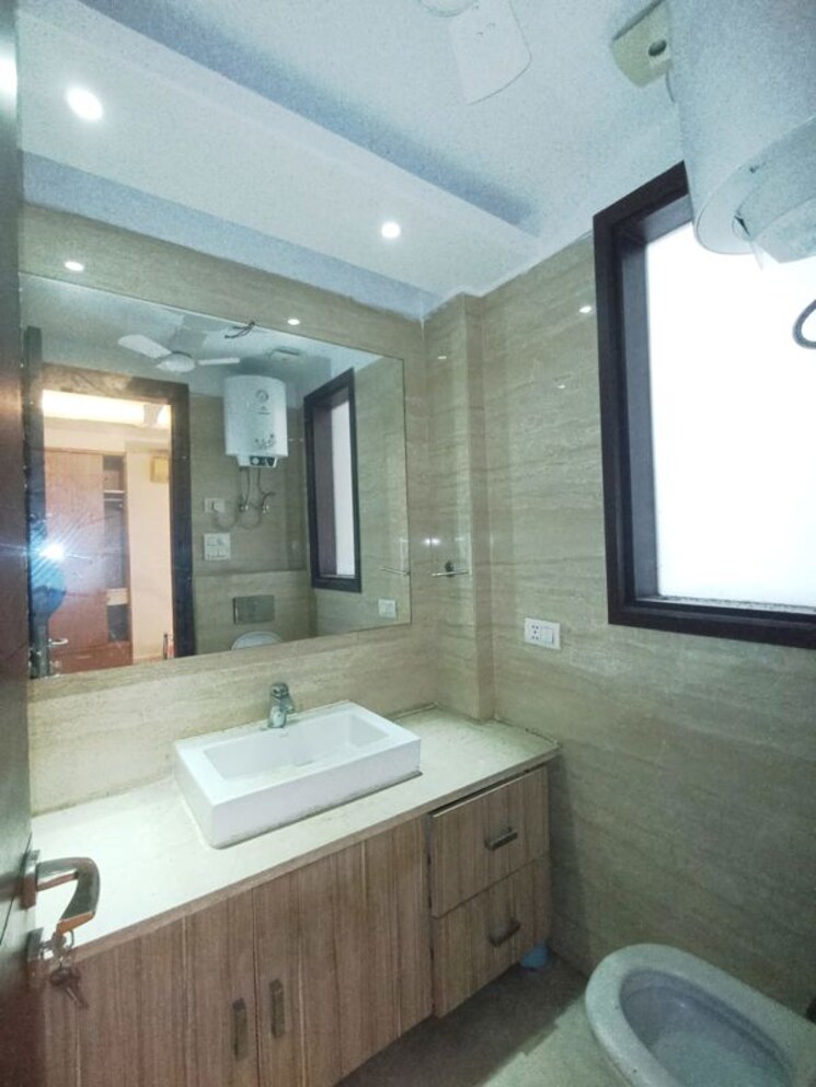 Room, kailash colony 4 Bedroom 250 Sq.Yd. Builder Floor In Kailash Colony Delhi 9683382