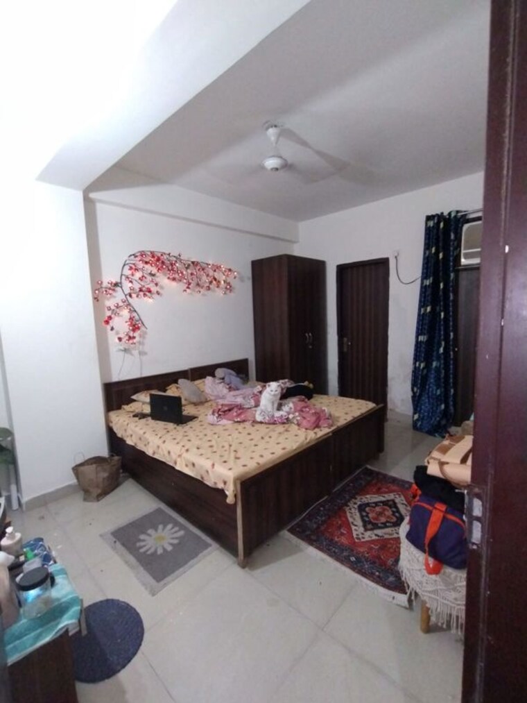 Bedroom, sector 69 3 Bedroom 200 Sq.Yd. Builder Floor In Sector 69 Gurgaon 9687705