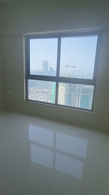 Room in 3 BHK Apartment at Siddha Seabrook, Kandivali West – for Rent