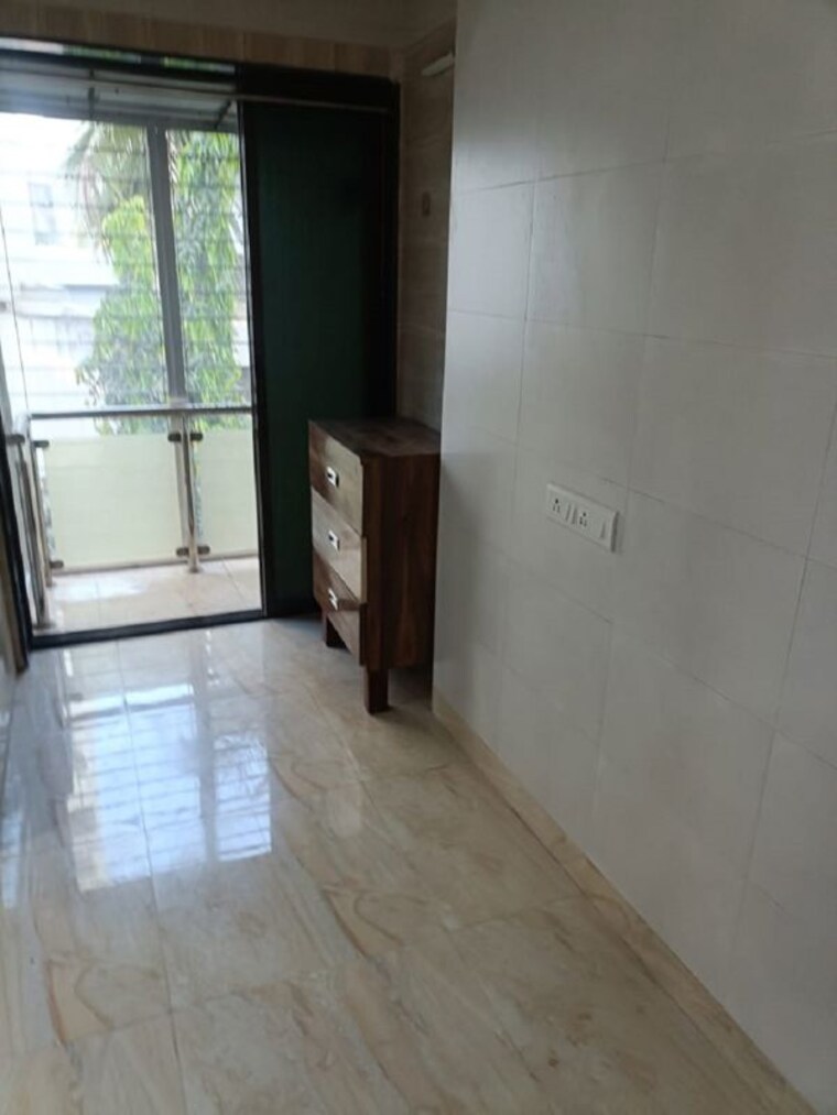 Room, khar west 1 RK 200 Sq.Ft. Apartment In Khar West Mumbai 9684904