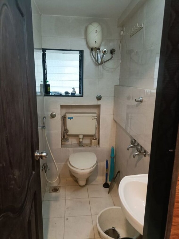 Bathroom, khar west 1 RK 200 Sq.Ft. Apartment In Khar West Mumbai 9684904