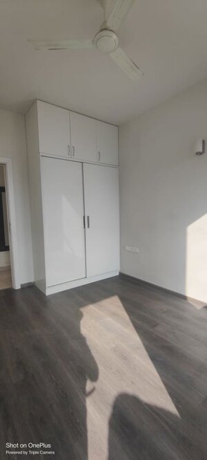 Room in 3 BHK Apartment at Smart World Orchard, Sector 61 – for Rent