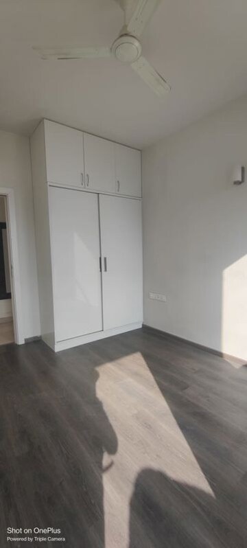 Room in 3 BHK Apartment at Smart World Orchard, Sector 61 – for Rent