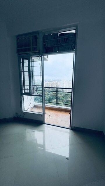 Room in 4 BHK Apartment at Eldeco Saubhagyam, Vrindavan Yojna – for Rent