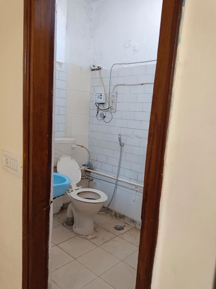 Bathroom, lajpat nagar 4 2 Bedroom 1021 Sq.Ft. Builder Floor In Lajpat Nagar 4 Delhi 9690221