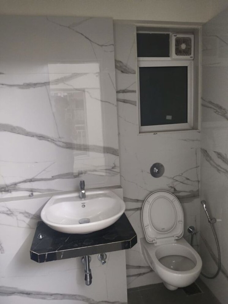 Bathroom, hiranandani-regent-hill 1 Bedroom 379 Sq.Ft. Apartment In Powai Mumbai 9690489