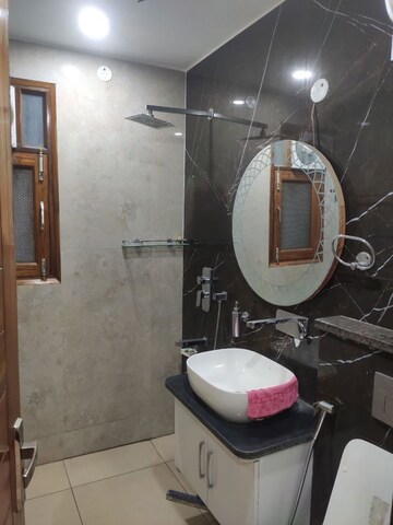 Bathroom in 5 BHK Independent House at Dlf City Phase 3 – for Rent