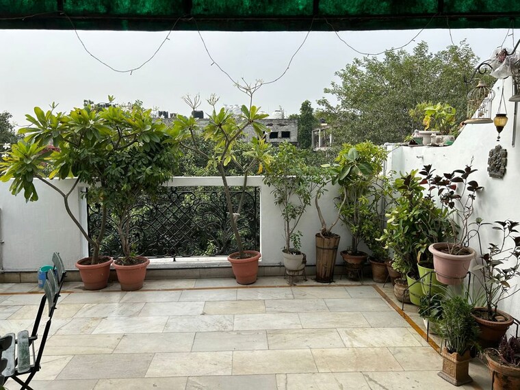 Garden, chittaranjan park 3 Bedroom 160 Sq.Yd. Builder Floor In Chittaranjan Park Delhi 7467008